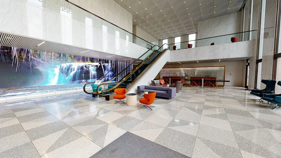 Vstupní hala kanceláří v ukázkové prohlídce JLL Chicago na platformě Matterport.