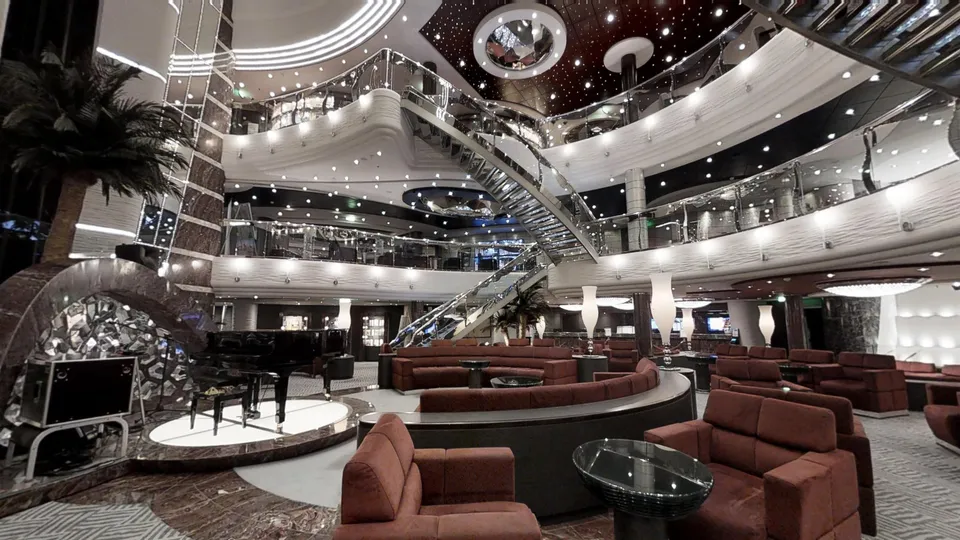 Espace commun sur plusieurs niveaux dans la visite Matterport d’un navire MSC.